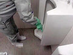 04C0124-Rape a mature cleaning worker while cleaning the toilet and make her suck his cock