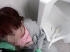 04C0124-Rape a mature cleaning worker while cleaning the toilet and make her suck his cock