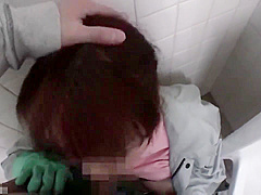 04C0124-Rape a mature cleaning worker while cleaning the toilet and make her suck his cock