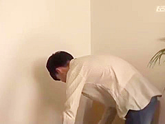09558,A woman who screams in agony
