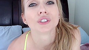 Amateur fit babe in gym clothes fun on webcam