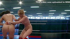 Amateur lesbo pussylicked by wrestling babe