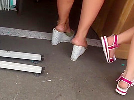 Awesome milf feet candid