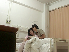 B2L1113-A mature nurse who encourages a patient is and has sex in the hospital room