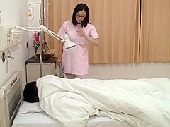 B2L1113-A mature nurse who encourages a patient is and has sex in the hospital room