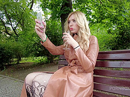 BELLE JOLIE PISS DRINKER - PissVids