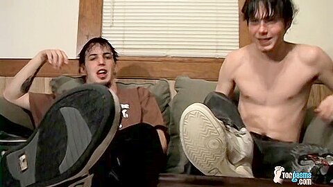 Barefoot Buddies Beat Off - Axel And Billy da Kidd
