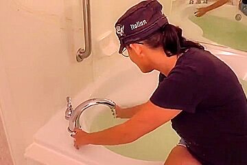 Bella Roxxx underwater bathtub masturbation