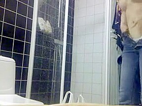 Belle nana de 30 ans sous la douche