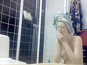 Belle nana de 30 ans sous la douche