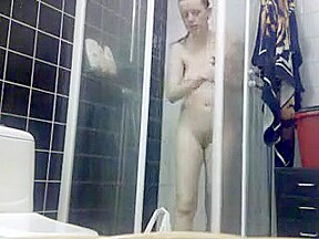 Belle nana de 30 ans sous la douche