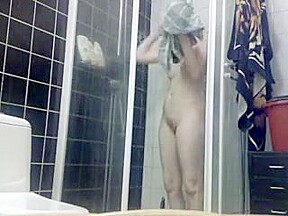 Belle nana de 30 ans sous la douche