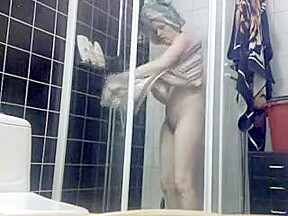 Belle nana de 30 ans sous la douche