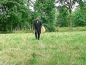 Blonde in outdoor threesome - Telsev