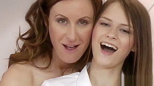 Brit teen 18+ eats out milf