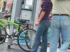 Candid street video shows a tasty ass in tight jeans 