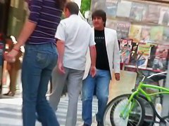 Candid street video shows a tasty ass in tight jeans 