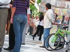 Candid street video shows a tasty ass in tight jeans 