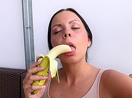 Carlas Banana Pov Teasing - SoloAustria