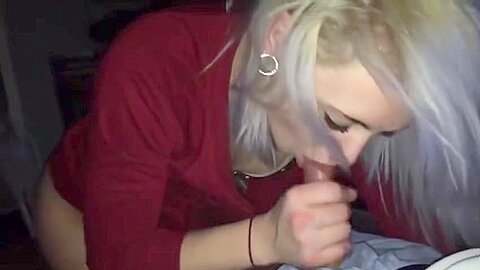 Cette Blonde Suce Et Bois Tout Le Sperme