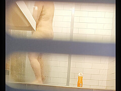 Chubby pussy farting MILF in a hostel shower