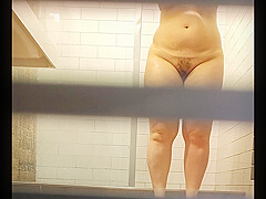 Chubby pussy farting MILF in a hostel shower