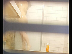 Chubby pussy farting MILF in a hostel shower