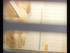 Chubby pussy farting MILF in a hostel shower