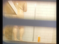 Chubby pussy farting MILF in a hostel shower