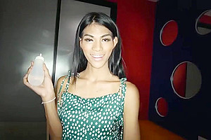 Crazy thai shemale gave her asshole to a bad client