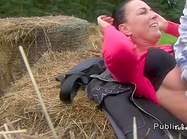 Czech amateur banging in the field outdoor
