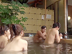 Dandy-731 温泉の湯船にプカプカ浮かぶ桃尻に思わず勃起したら青年チ○ポに感じ過ぎて尻振りが止まらない