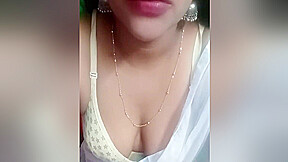 Desi Ghar Per Akele Hai Pure Romntic Mood Me Aao Deko Ksey Chudwati Hai