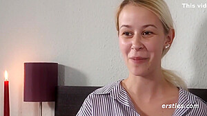 Die Blonde Jenny Massiert Ihre Rasierte Muschi Ausgiebig