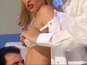 Doctor y paciente follan a la enfermera rubia