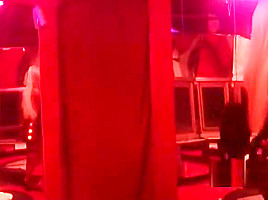 Echte PeeShow in deutschem PornoKino vor vielen Typen