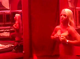 Echte PeeShow in deutschem PornoKino vor vielen Typen
