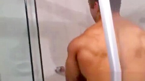 Eduardo jerks off in the shower