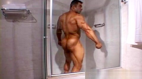 Eduardo jerks off in the shower