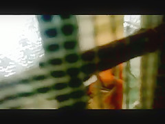 Ella deja la ventana abierta