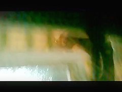 Ella deja la ventana abierta