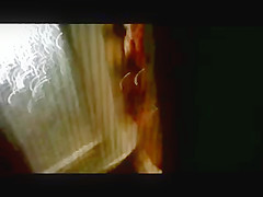 Ella deja la ventana abierta