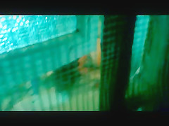 Ella deja la ventana abierta