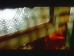 Ella deja la ventana abierta