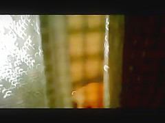 Ella deja la ventana abierta