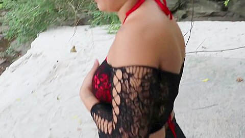 Estoy Perdido En El Rio Junto A Mi Hermanastra Mientras Llega Alguien Por Nosotros Me La Follo