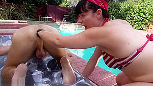 FISTED and GAPED BY THE POOL!!! Siouxsie Q  Fists a Guys Bubble Butt