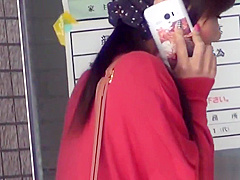 Fetish asian slut peeing in street