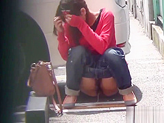 Fetish asian slut peeing in street