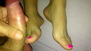 Fucking milf feet between her toes and jerking off with cumshot on feet